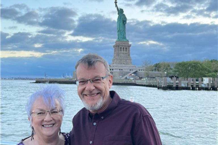Kathy Kantor and her husband Béla Kantor in front of the statue of Liberty