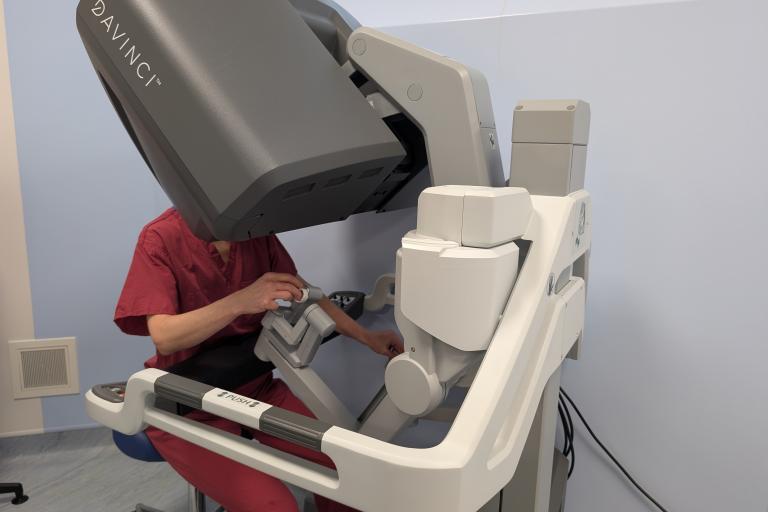 Consultant Jessica Preshaw using the new Da Vinci Xi robot
