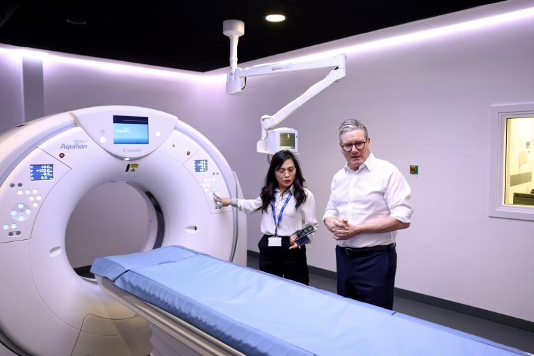 Jesil-Ann Dayucos shows Prime Minister Sir Keir Starmer MRI scanner